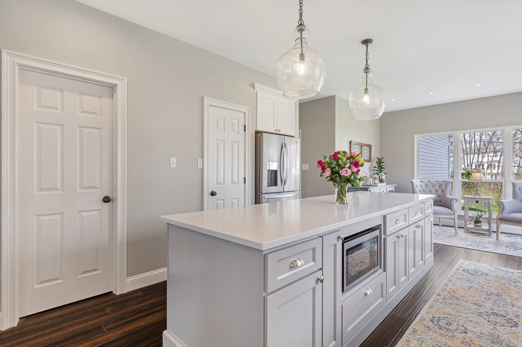 Modern white frameless kitchen cabinets